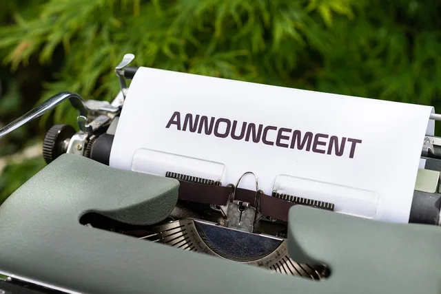 announcement, message, publication, good news, bad news, change, media, update, typewriter, word, announcement, announcement, announcement, announcement, announcement, good news, good news, good news, bad news, update, update, update. Comparing informative headlines with curiosity-led variants
